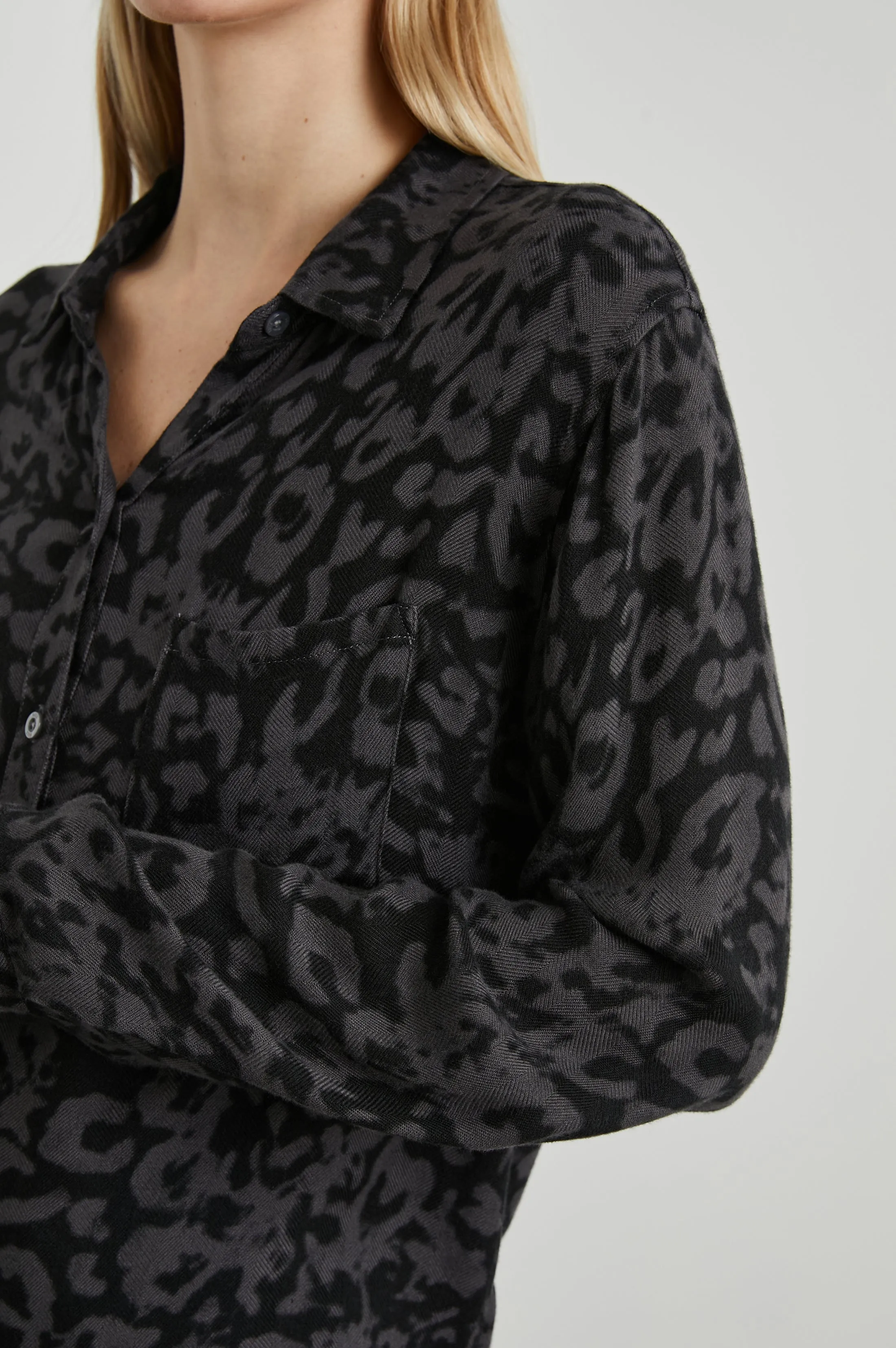 HUNTER SHIRT - DIFFUSED CHARCOAL 
CHEETAH