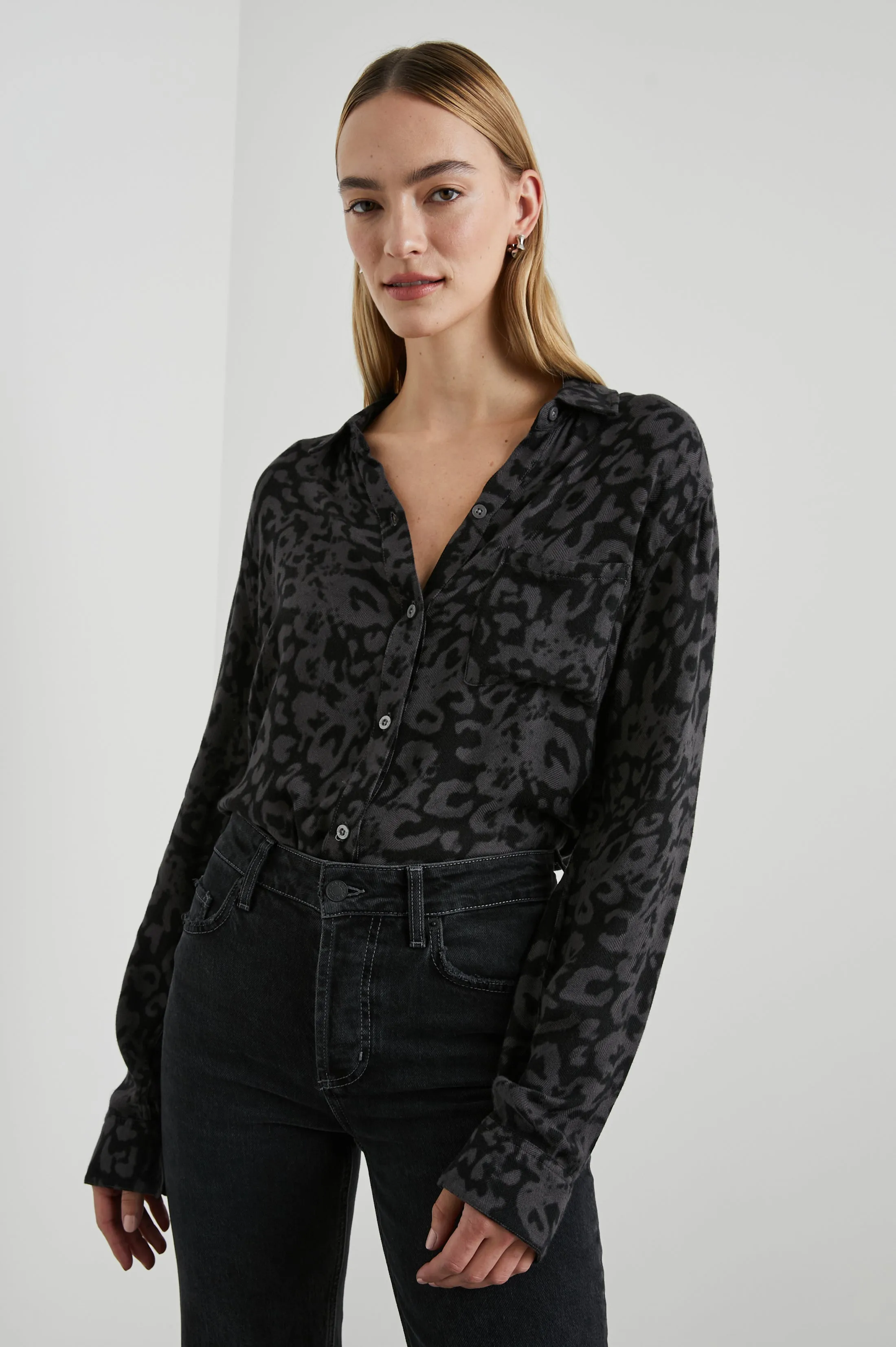HUNTER SHIRT - DIFFUSED CHARCOAL 
CHEETAH