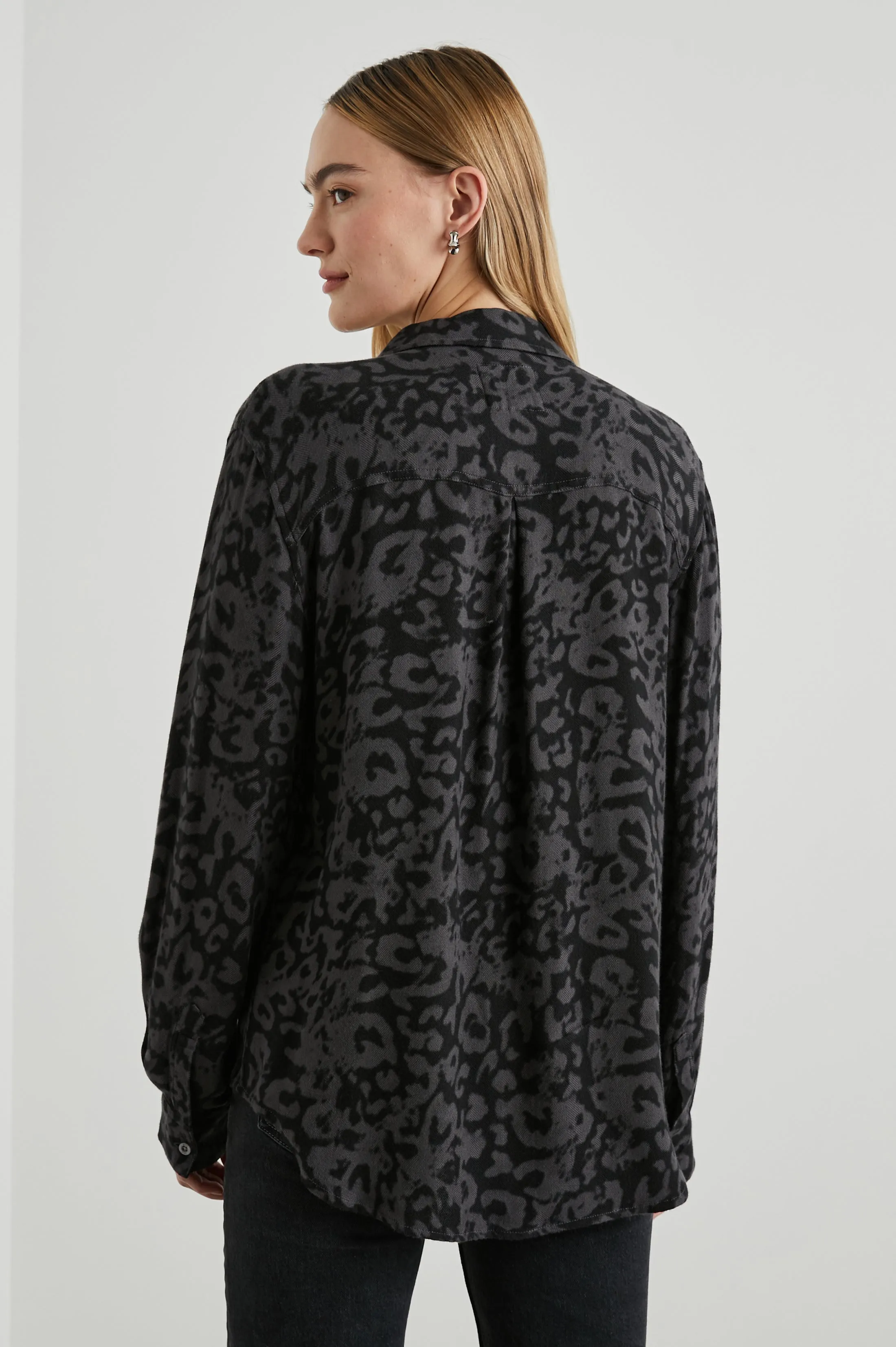 HUNTER SHIRT - DIFFUSED CHARCOAL 
CHEETAH