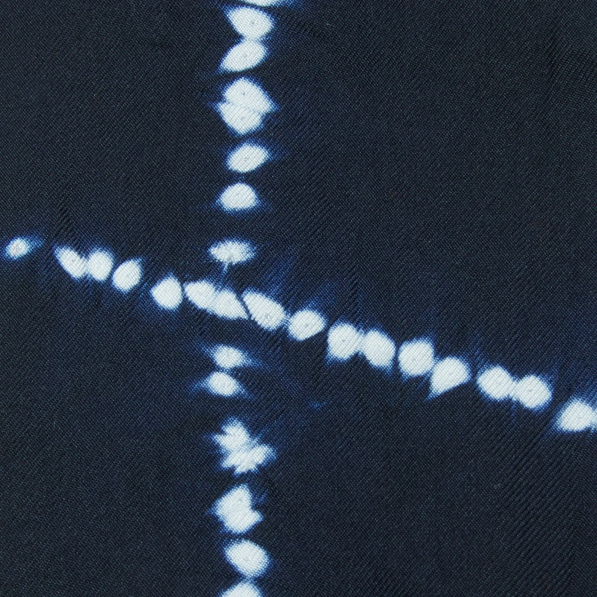 Suzusan Silk Twill Narrow Scarf Mokume Shibori In Black / White